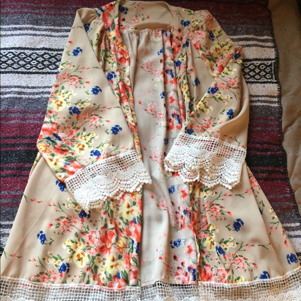 Floral print cardigan.